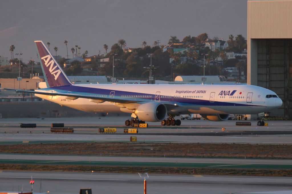 BOEING 777-300ER (JA733A)