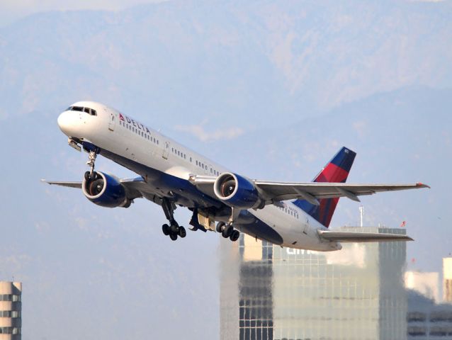 Boeing 757-200 (N613DL)