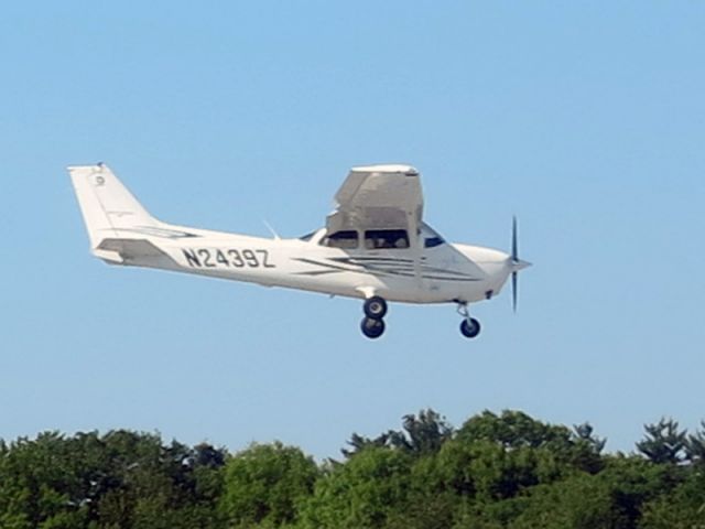 Cessna Skyhawk (N2439Z) - Landing runway 11.