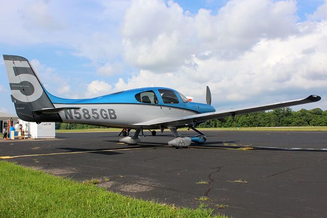 Cirrus SR-22 (N585GB)