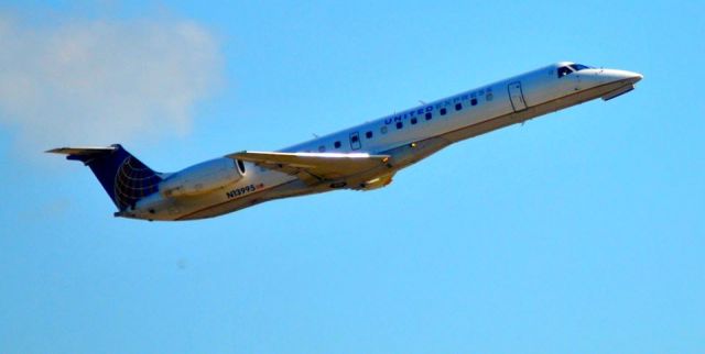 Embraer ERJ-135 (N13995) - Departing KIAH