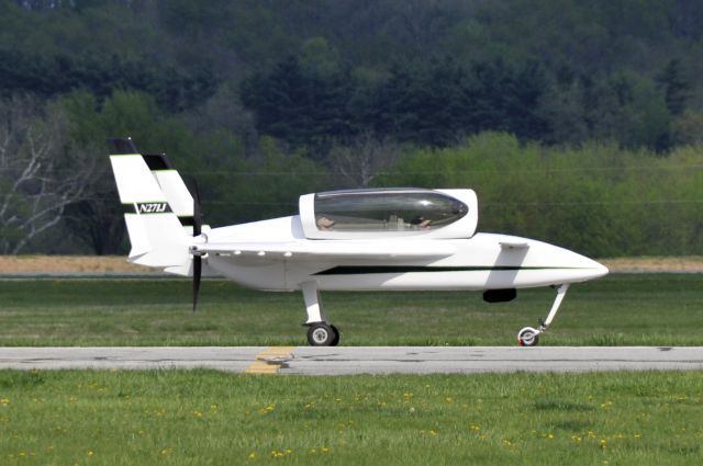 RUTAN Long-EZ (N271J) - Seen at KFDK on 4/26/2009.