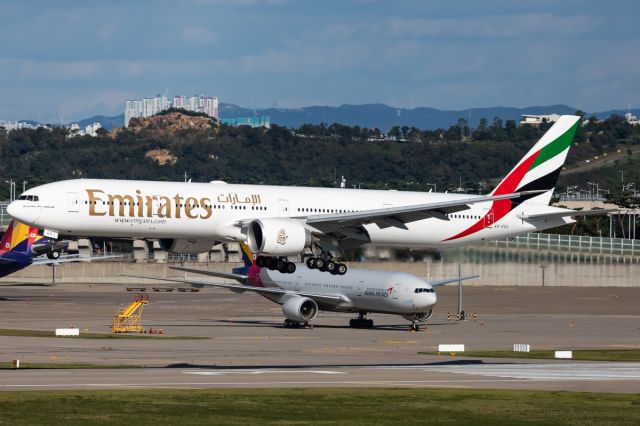 BOEING 777-300ER (A6-EGX)