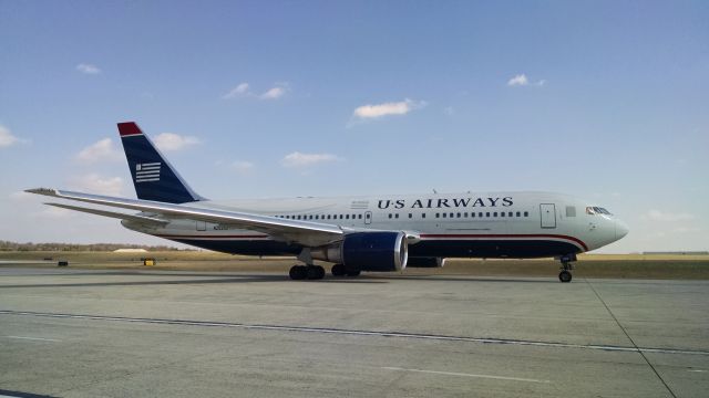 BOEING 767-200 (N252AU) - Taxing out of D13 for a flight to KPHL as AWE767. Last flight for AWE B762.