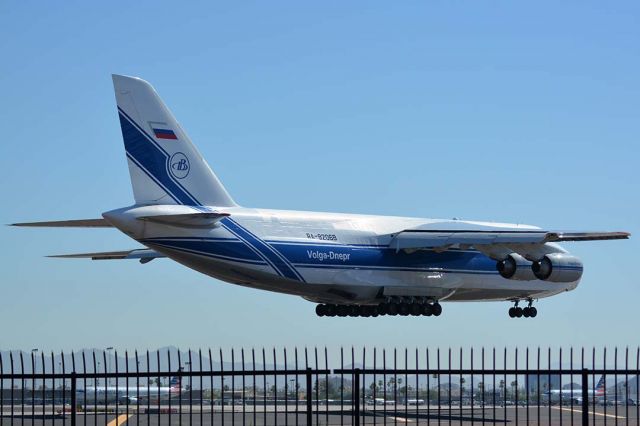 Antonov An-124 Ruslan (RA-82068) - Volga-Dnepr An-124 RA-82068 on approach to land on Runway 07 Right at Phoenix Sky Harbor on June 15, 2016