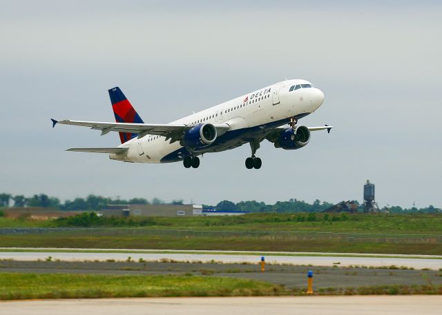 — — - This Delta A319 N368NW is departing Charlotte, North Carolina on runway 36C