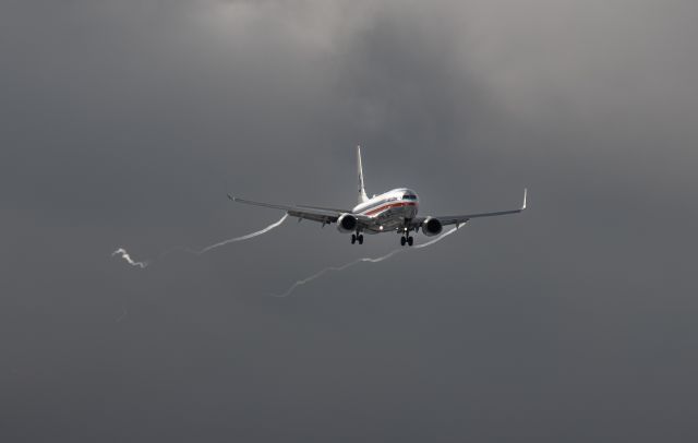 Boeing 737-700 (N921NN) - American Airlines - American Heritage Livery (Bare Metal).  On approach to KBUR airport. 