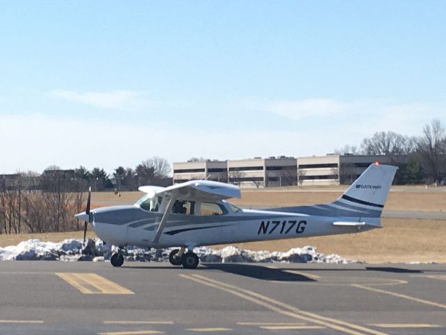 Cessna Skyhawk (N717G) - N717G (C172) arriving at Wings Field (KLOM)br /Photo Date: March 13, 2021