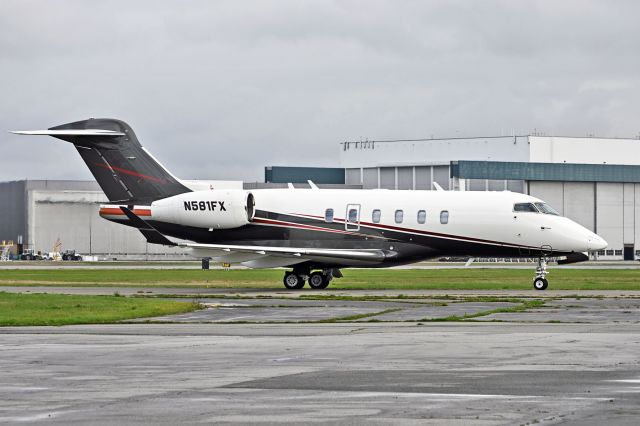 Bombardier Challenger 300 (N581FX)