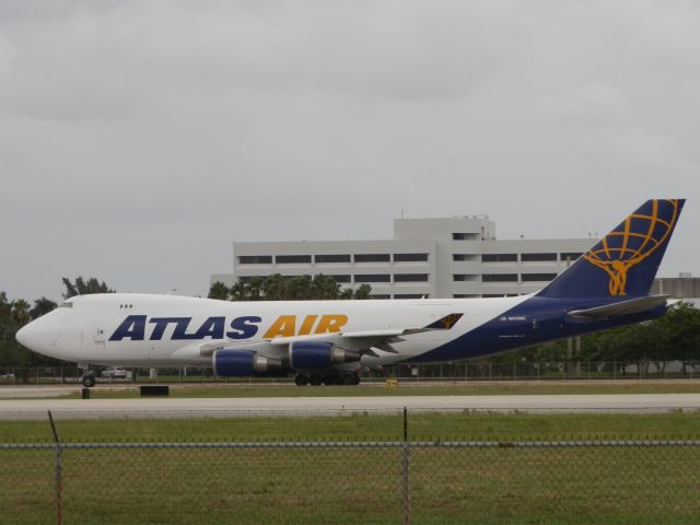 Boeing 747-400 (N415MC)