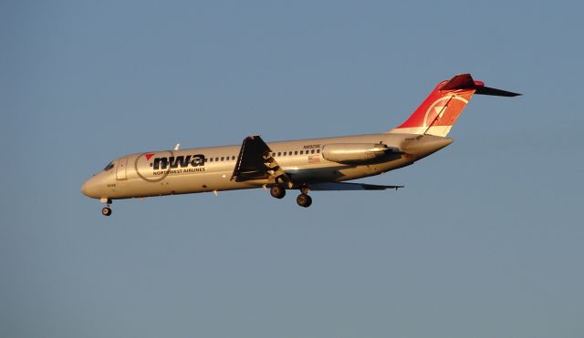 McDonnell Douglas DC-9-30 (N8929E)