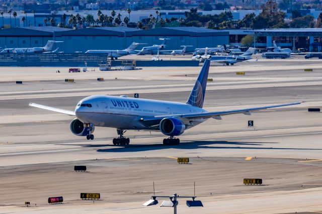 Boeing 777-200 (N222UA) - A United Airlines 777-200 taking off from PHX on 2/9/23 during the Super Bowl rush. Taken with a Canon R7 and Tamron 70-200 G2 lens.