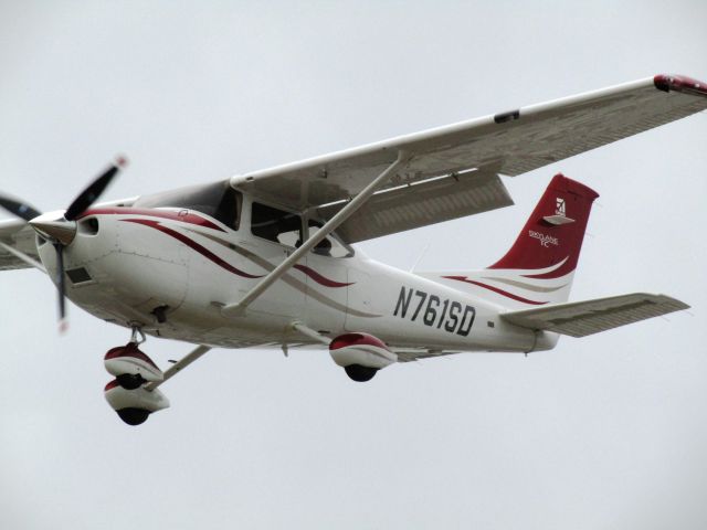 Cessna Skylane (N761SD) - Landing RWY 24