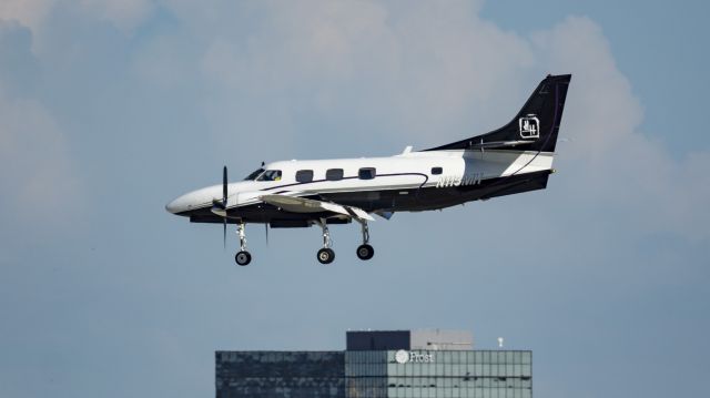 Swearingen Merlin 3 (N113MH) - Short final runway 4