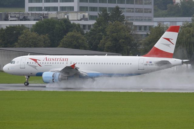 Airbus A320 (OE-LBS)