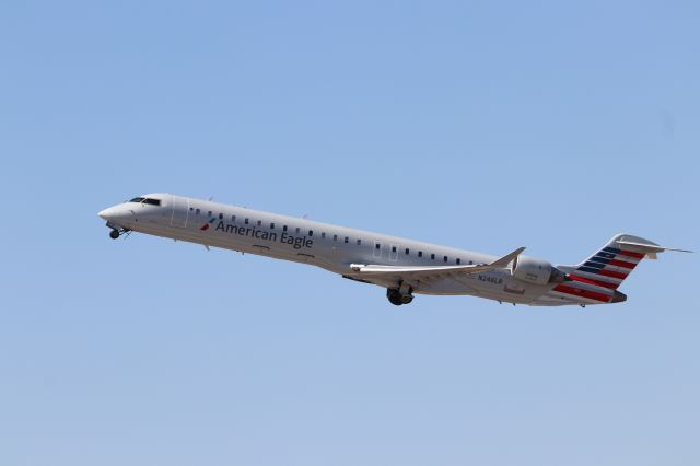 Canadair Regional Jet CRJ-900 (N246LR)