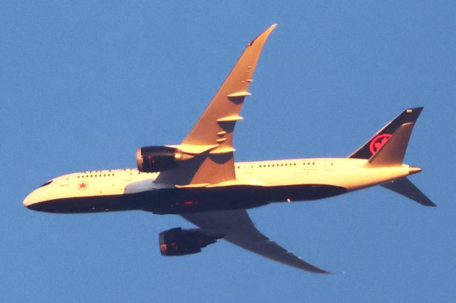 Boeing 787-8 (C-GHPX) - C-GHPX Boeing B-787-8 Air Canada AC804 De Montreal YUL vers Copenhagen CPH Altitude 3954 Mètres Vitesse 723 Km/H Survolant le fleuve St-Laurent QC. à Lavaltrie le 18-05-2024 à 20:17