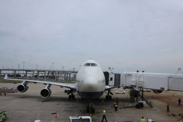 Boeing 747-400 (G-BYGB) - At the gate in Dallas/Fort Worth is the beautiful 747-400.