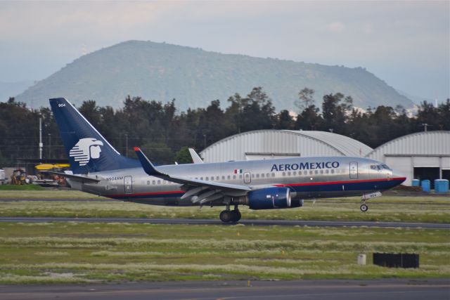 Boeing 737-700 (N904AM) - Boeing B737-752 N904AM MSN 28262 of AeroMexico in old colors is in the touchdown on the 023L runway at at Mexico City International Airport AICM (08/2019).