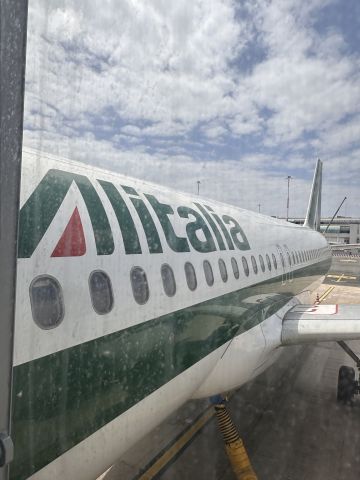 Airbus A320 (EI-IKG) - Excuse the dirty window...throwback livery...and some worn out seats. 