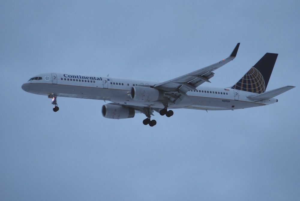 Boeing 757-200 (N29129) - Landing