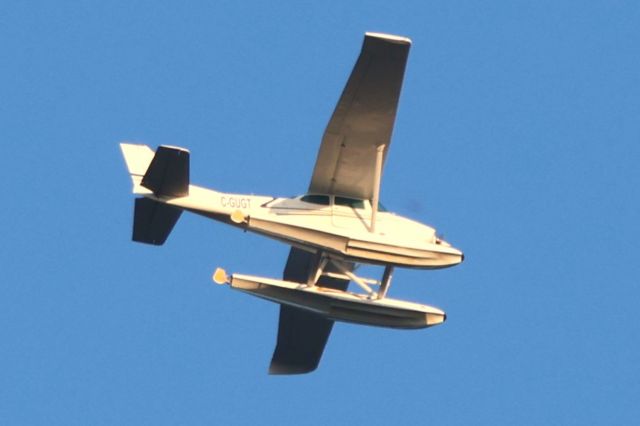 Cessna Skyhawk (C-GUGT) - C-GUGT Cessna Skyhawk 172-M Survolant le fleuve St-Laurent QC. à Lavaltrie le 08-07-2024 à 19:49.