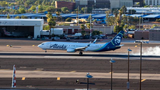 Boeing 737-900 (N284AK) - Alaska Airlines 737-900 landing at PHX on 7/7/22. Taken with a Canon 850D and Rokinon 135mm f/2 lens.