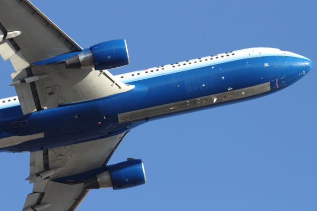 — — - Close up detail of belly of United B767-300ER.