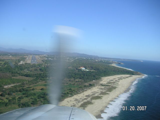 Cessna Skylane (N1672R) - Puerto Escondido, Mexico