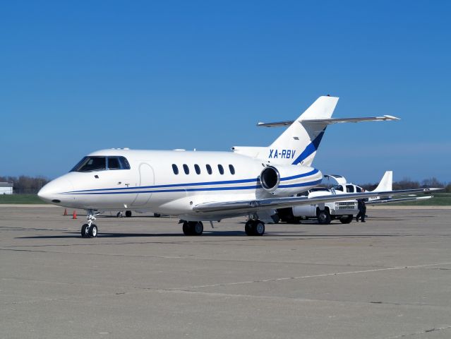 Hawker 800 (XA-RBV) - Stand up cabin.