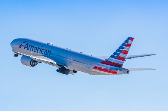 Boeing 777-200 (N775AN) - A American Airlines 777-200 taking off from PHX on 1/25/23. Taken with a Canon R7 and Tamron 70-200 G2 lens.