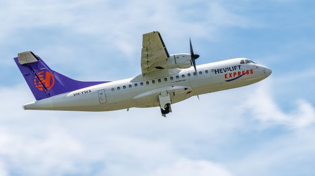 Aerospatiale ATR-42-300 (VH-YWX)