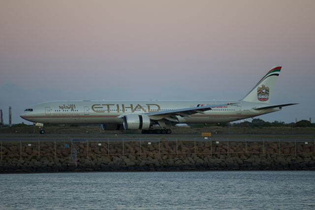 BOEING 777-300ER (A6-ETL)