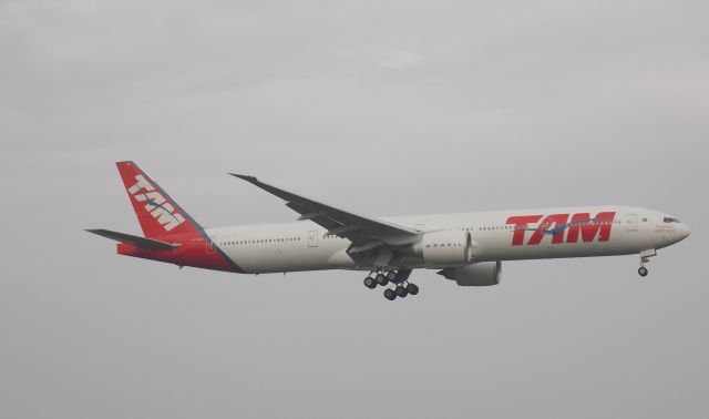 Boeing 777-200 (PT-MUE)