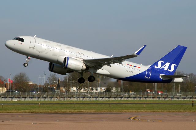 Airbus A320neo (SE-RZD) - Airborne off rwy 27R on 4-Mar-25 operating flight SAS804 to EKCH.