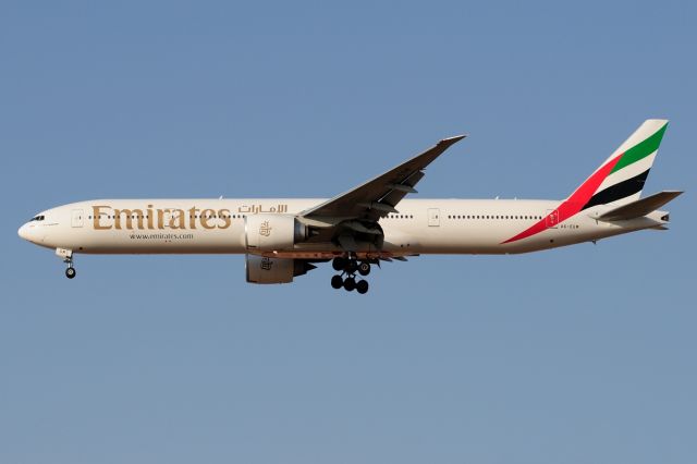 BOEING 777-300 (A6-EGM)