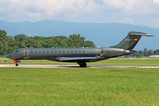 BOMBARDIER BD-700 Global 7500 (EC-OET)