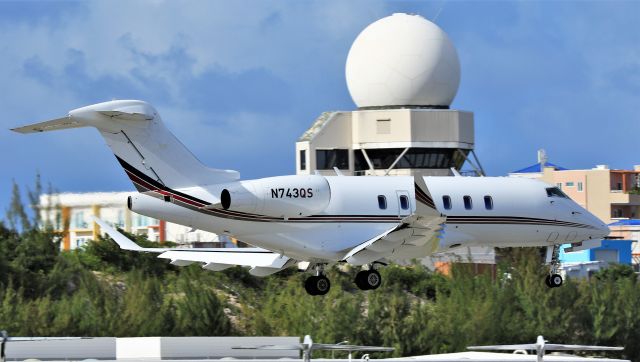 Bombardier Challenger 300 (N743QS)