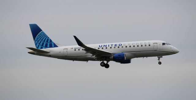 Embraer 175 (N607UX) - Landing 10C