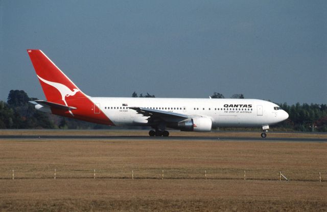BOEING 767-200 (VH-EAO) - Departure at Narita Intl Airport Rwy16 on 1989/12/11