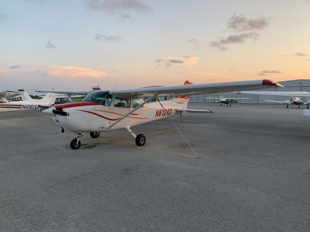 Cessna Skyhawk (N6124D)