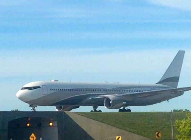 BOEING 767-300 (P4-MES) - Rare plane in buffalo...private 767-300 registered in Aruba...dont see that everyday.