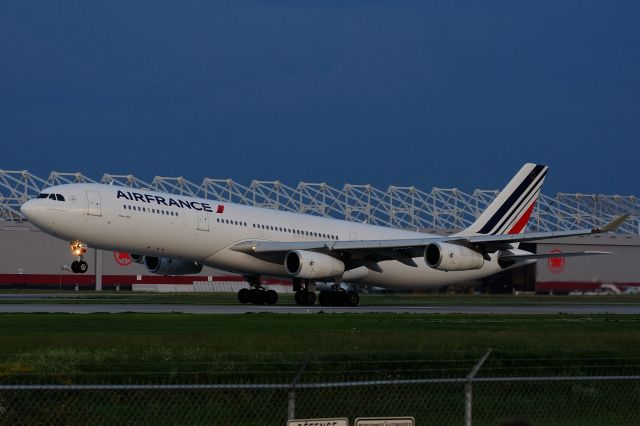 Airbus A340-300 (F-GLZR)