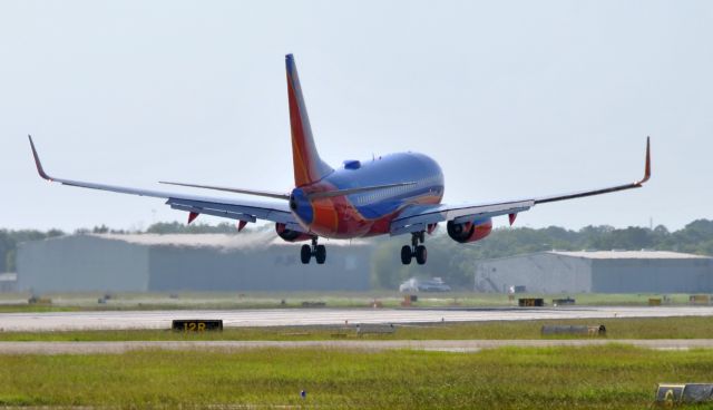 Boeing 737-700 (N7737E)
