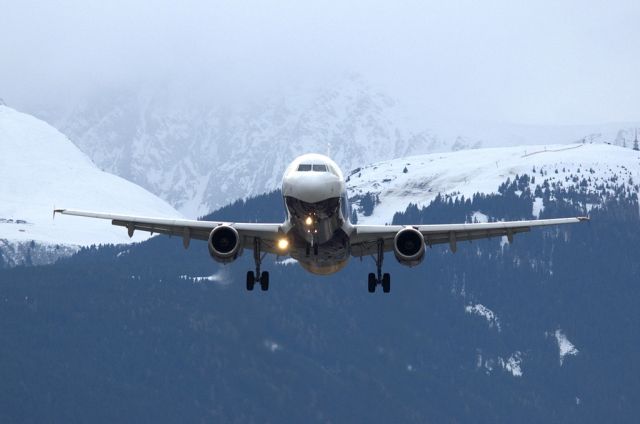 Airbus A321 — - landing on Runway 08 at Innsbruck