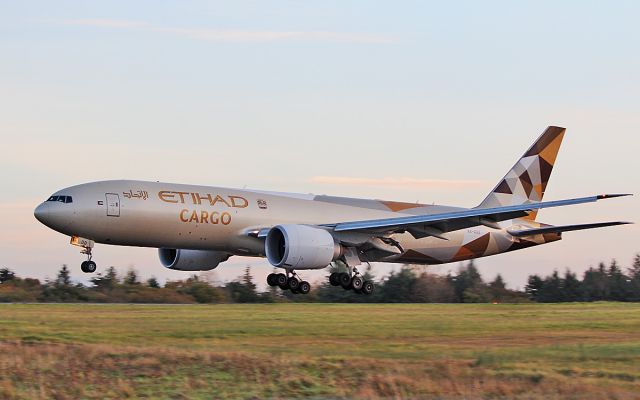 BOEING 777-200LR (A6-DDD) - etihad cargo b777-ffx a6-ddd landing at shannon this evening 28/10/18.