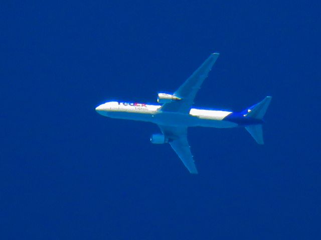 BOEING 767-300 (N143FE)