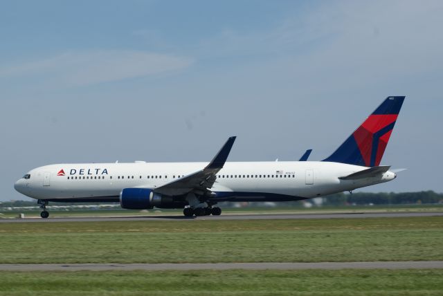 BOEING 767-300 (N1602) - Delta Airlines B767-332ER cn29694 15-5-19