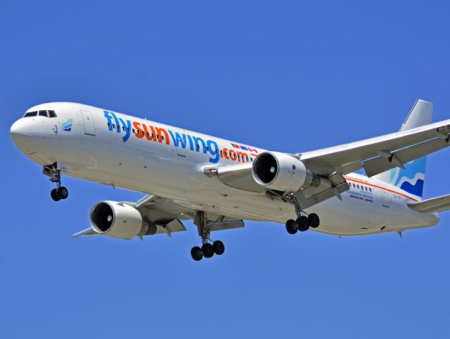 BOEING 767-300 (CS-TFT)