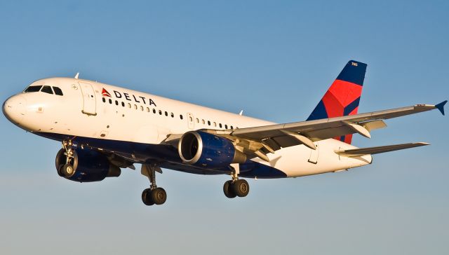 Airbus A319 (N365NW) - N365NW -  Airbus A319 arrival @ KBOS Logan Airport Boston, Ma 02128